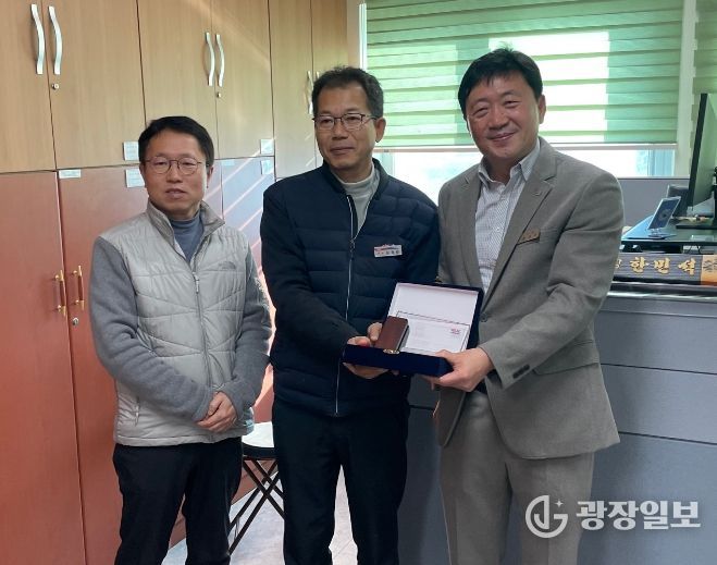 감사패 전달 기념사진