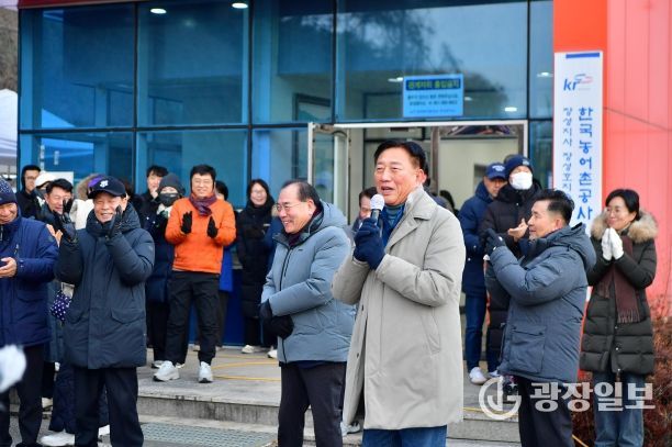 김한종 장성군수가 해맞이 행사를 찾은 군민들에게 감사 인사와 덕담을 전하고 있다.