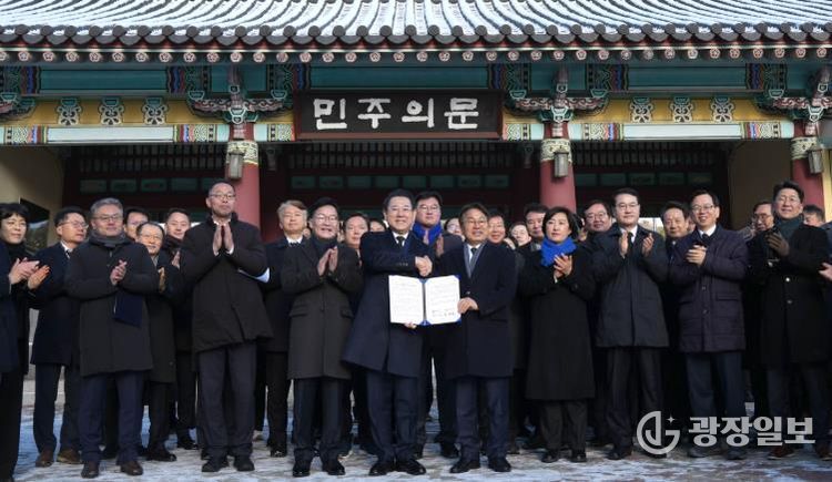 전남·광주 행정통합 선언문 발표 사진 -김영록 전라남도지사와 강기정 광주광역시장이 2일 광주 5·18민주묘지에서 참배를 마친 뒤 민주의 문 앞에서 ‘전남·광주 행정통합 선언문’을 발표하고 있다.