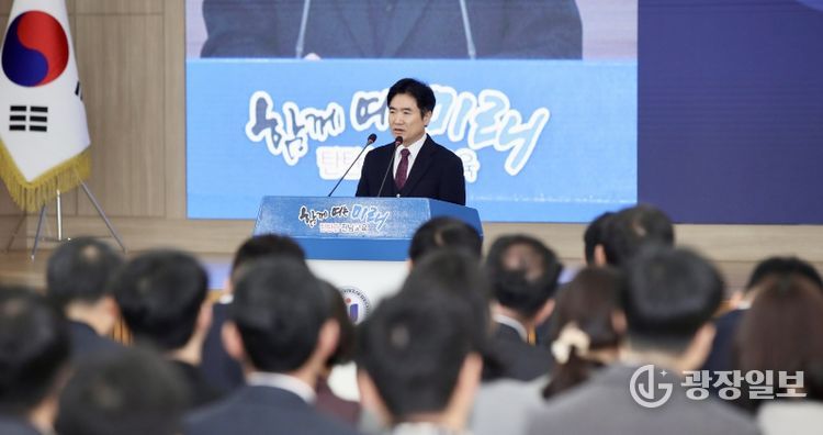 2026년 시무식에서 김대중 교육감이 인사말을 하고 있다