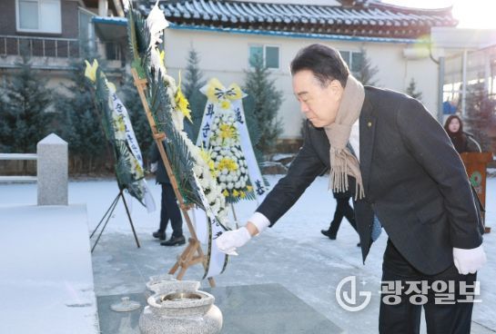 충혼탑 참배 모습