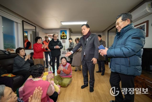 이재준 수원시장이 새터경로당에서 어르신들과 이야기를 나누고 있다.