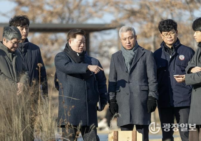 박승원 광명시장이 지난 5일 안양천 지방정원 시범사업구간을 찾아 정원 조성 결과와 이용 현황을 살펴보고 있다.