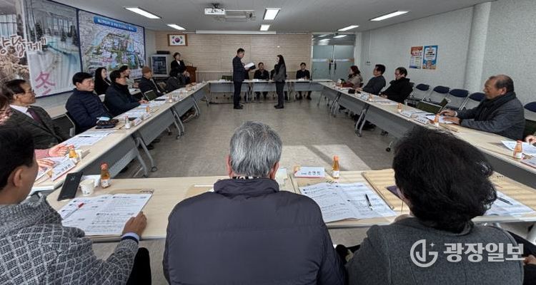 6일 밀양시 내이동 행정복지센터 회의실에서 열린 2026년 첫 통장 회의에서 주영홍 내이동장이 신임 내이4통장에 임명장을 수여하고 있다.
