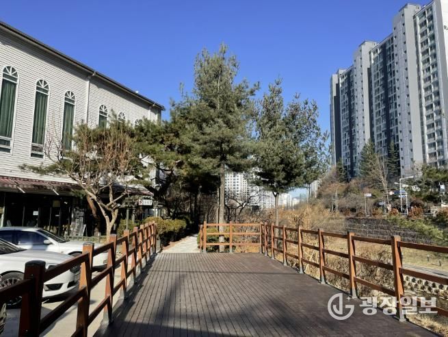 용인특례시 수지구는 풍덕천동 1153번지 일원 산책로를 정비했다