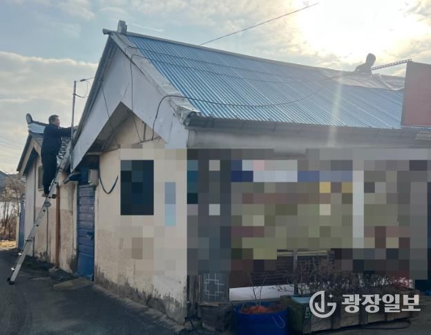 김제시 만경읍 복지기동대, 취약가구 지붕 누수 긴급 지원