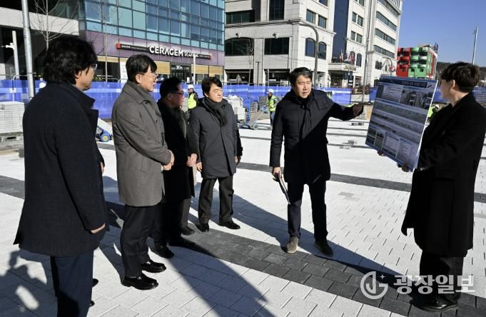 이민근 안산시장(사진 왼쪽 두번째)이, 8일 단원구 고잔동 중앙대로 일원 녹도 재정비 사업 설명을 듣고 있다.