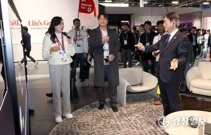 세계 최대 규모 기술 박람회인 CES 현장에 방문한 고양시 대표단(LG 기업 부스)