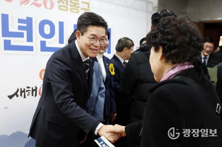 구민과 새해맞이 환영인사를 나누고 있는 정원오 성동구청장 모습