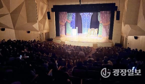 강진아트홀 2026년 첫 번째 공연을 관람하러온 관객이 대공연장을 가득 메우고 있다.