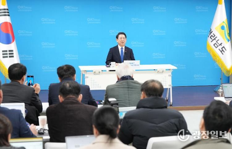 김영록 전남도지사 광주·전남 행정통합 관련 기자간담회 - 김영록 전라남도지사가 13일 도청 브리핑룸에서 광주·전남 행정통합 관련 기자간담회를 열고 추진 경과 및 앞으로의 일정에 대한 발표를 하고 있다.