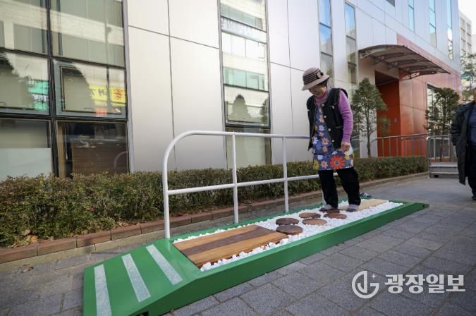 용인특례시가 지역내 3곳의 복지관에 인지건강디자인 시설물을 설치했다