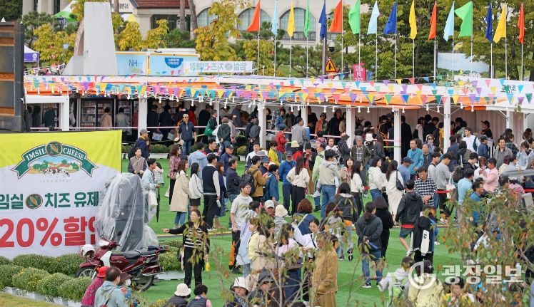 임실엔치즈클러스터, 임실N치즈 통합물류 경쟁력 입증3(치즈구입 위해 줄 서있는 관광객들)