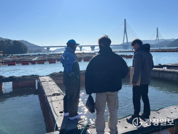 여수시가 1월 14일 오전 10시를 기해 가막만과 여자만 해역에 저수온 주의보가 발령됨에 따라, 양식어가 피해 최소화를 위한 전방위적 예방 활동에 나섰다.