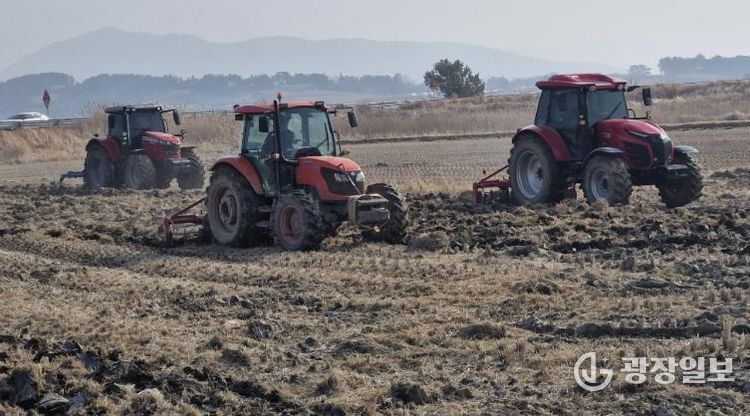 논 깊이갈이 시연회 사진