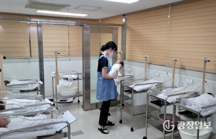 강진공공산후조리원 신생아실에서 간호사가 아이를 돌보고 있는 모습.