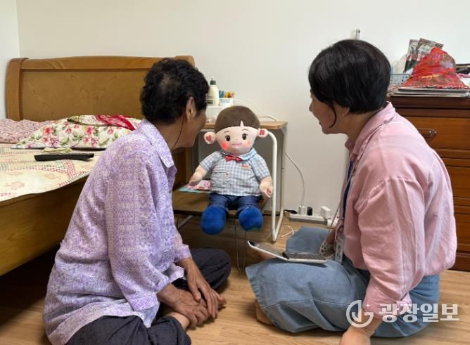 치매안심센터 AI 돌봄로봇 “효돌이” 상담 사진