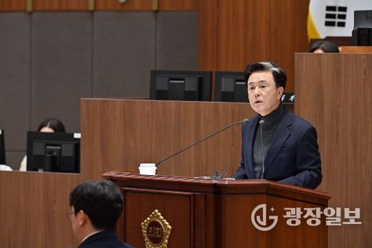 본회의 참석한 김태흠 충남도지사