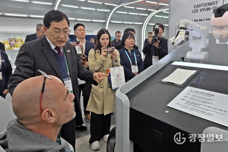 주낙영 경주시장이 인공지능 기반 체험형 전시 제품을 직접 살펴보며 관계자와 의견을 나누고 있다.