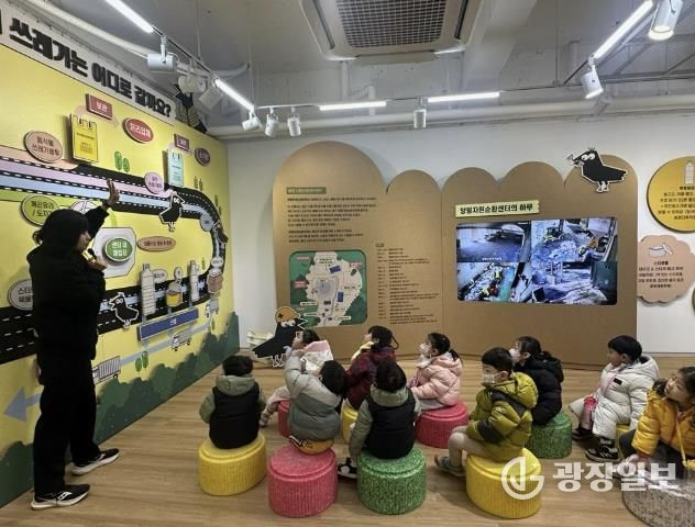 영유아 자원순환교육시 플라스틱 병뚜껑 새활용 의자 체험 활동