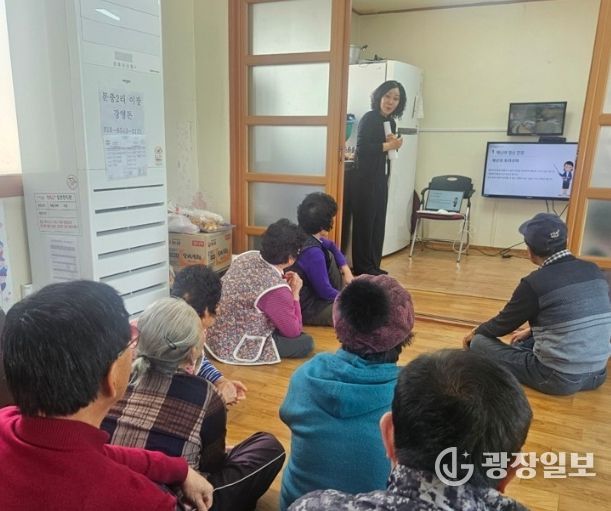 경로당을 직접 방문해 마음건강회복교실을 진행하는 모습이다.