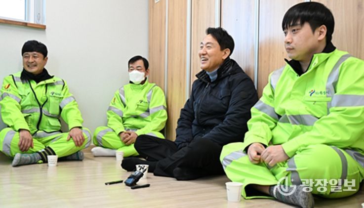 오세훈 서울시장이 21일 오전 중구 '고운자리'를 찾아 환경공무관들의 한파 현장 작업 여건을 청취하고 노고를 격려하고 있다.