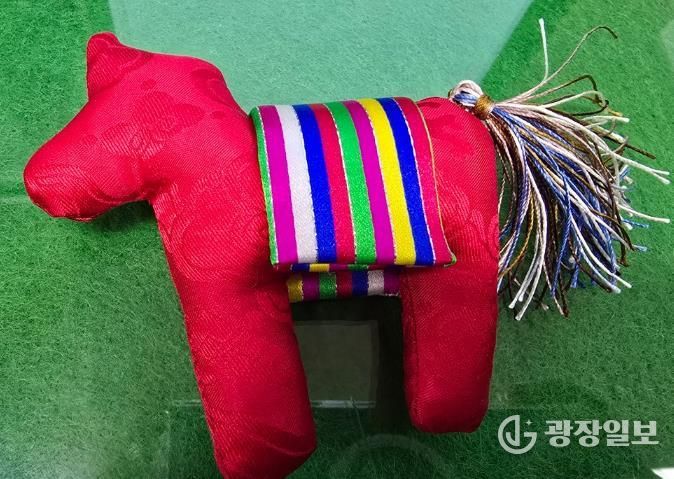 붉은말 자수 키링