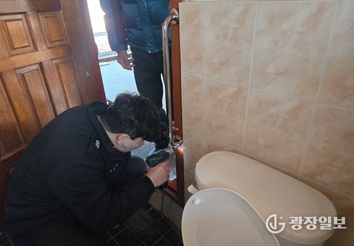 28.(수) 119생활안전순찰대가 독거노인가구 화장실에 안전손잡이를 설치하고 있다.