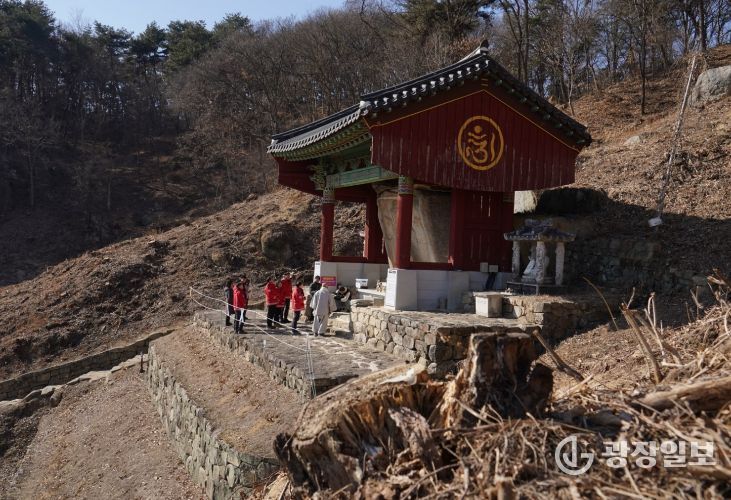 김인호 산림청장(오른쪽에서 네번째)이 30일 경상북도 영주시 흑석사 등 문화재 시설 및 생활권 주변지역을 대상으로 산불예방을 위한 이격공간 조성 사업지를 점검하고 있다.