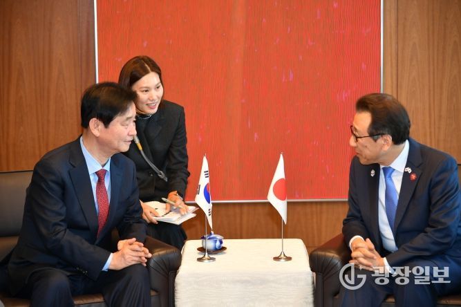 최문순 화천군수가 지난 4일 일본 삿포로시 초청으로 눈축제 개막식에 참석해 야마모토 가쓰히로 삿포로 시장과 환담하고 있다.