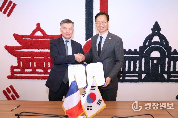 김용선 지식재산처장(오른쪽)이 파스칼 포흐(Pascal FAURE) 프랑스 산업재산청장과 워크플랜에 서명 후 기념촬영을 하고 있다.