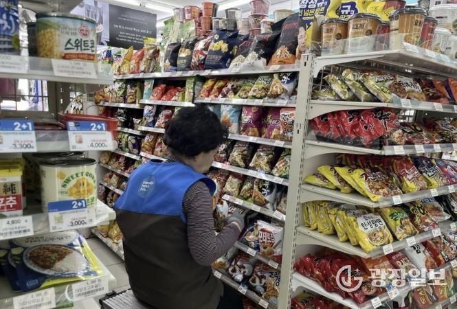 GS25 시니어 동행편의점에서 근무 중인 점원