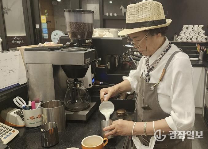 실버 카페에서 일하고 있는 실버 바리스타