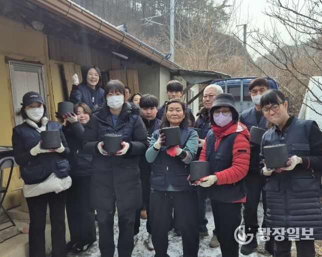 영월군종합사회복지관, 소소카페와 ‘사랑의 연탄 나눔 활동’