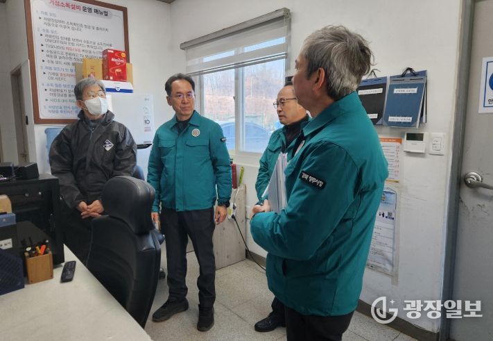 엄태현 영주시장 권한대행이 지난 8일 영주IC 인근 설치된 거점소독시설에 방문해 운영 실태를 점검하고 있다.