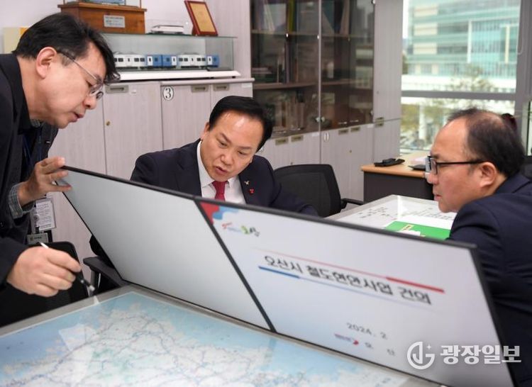 지난 2024년 2월 26일 이권재 오산시장과 국토부 철도국 관계자 등이 오산시 철도교통 현안에 대해 이야기 나누고 있다.
