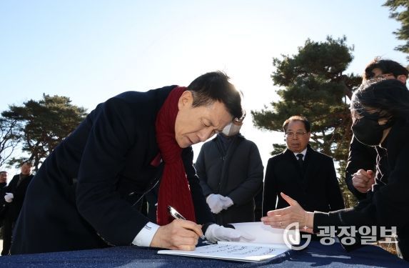 항시는 9일 민선 6·7·8기 동안 시정을 이끌어 온 이강덕 시장의 퇴임 행사를 개최했다.