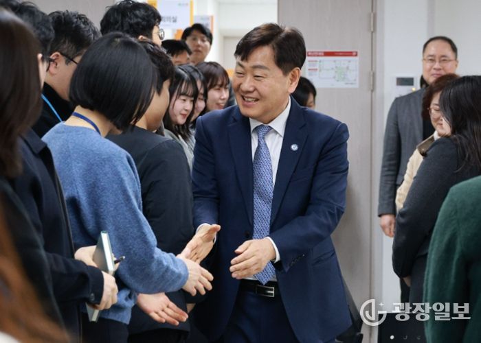 10일 김관영 전북특별자치도지사가 전북여성가족재단등 도 산하 출연기관을 방문해 기관별 핵심과제 추진상황과 주요 사업 실행계획을 점검하고, 현장 직원들을 격려하고 있다