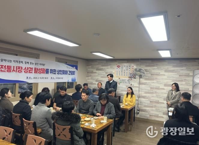 안병구 밀양시장이 밀양아리랑시장 내 식당에서 원도심 상인회와 간담회를 갖고 있다.