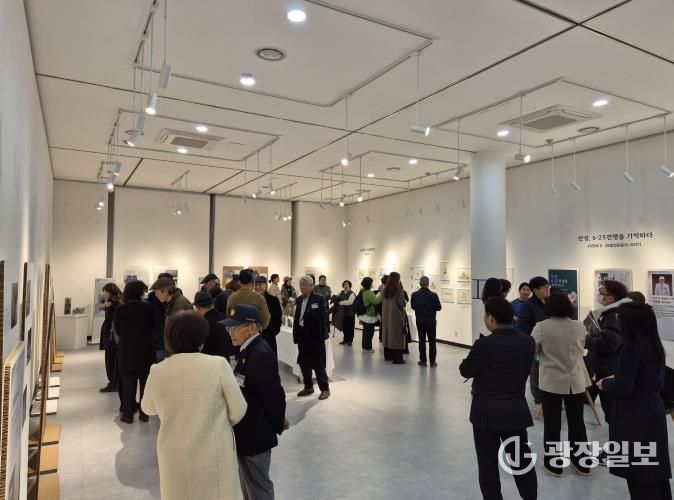 안성시 중앙도서관, 지역자료 아카이브 전시회 개최