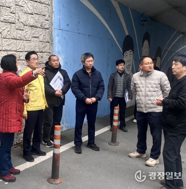 영천시 관계자들이 ‘주민과의 새해 인사회’에서 건의사항이 제기된 완산동 현장을 점검하고 있다.