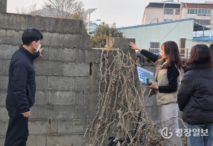 서부동 직원들과 통장이 빈집 붕괴 위험 지역을 점검하고 있다.