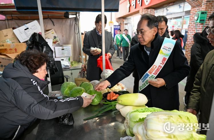 엄태현 영주시장 권한대행이 전통시장에서 장을 보고 있다.