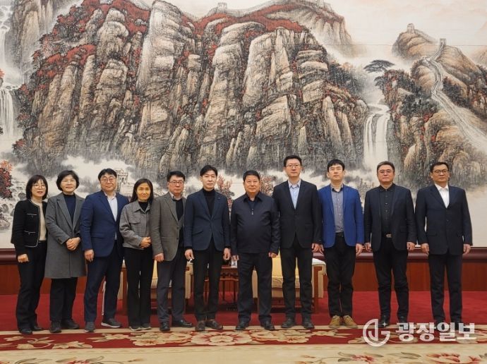 지난 9일부터 11일까지 3일간 중국 톈진시 빈하이신구에 방문해 관광교류 확대 및 교류협력 MOU 체결을 위한 사전 협의를 진행한 포항시 대표단이 기념촬영을 하고 있다.