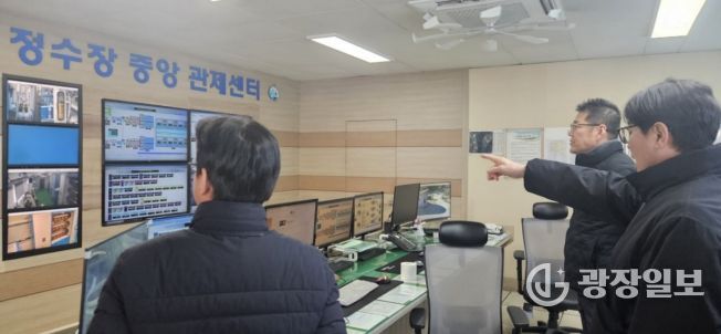 포항시 관계자가 제2수원지 정수장 중앙 관제센터를 방문해 위험요소 사전 차단을 위해 점검을 하고 있다.