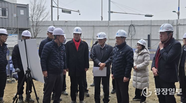 인천시의회 신충식 의원이 13일 유정복 인천시장과 함께 ‘검단근로자복합문화센터’ 공사 현장에서 공사 진행 상황을 듣고 있다.