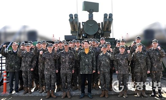 오세훈 서울시장이 16일(월) 1방공여단 방공진지 장병들과 기념사진을 촬영하고 있다.