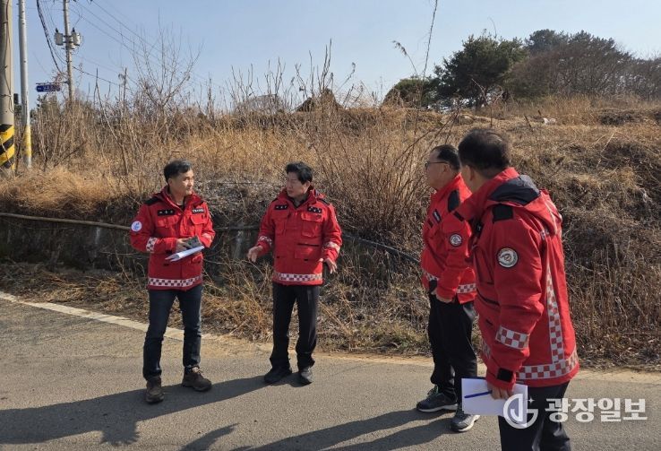 고흥군, 설 연휴 산불 예방 현장 점검 (3) - 공영민 고흥군수가 지난 18일 산불 발생 위험이 높은 산림 연접지를 찾아 현장 근무자들과 함께 취약 요인을 점검하고 있다.