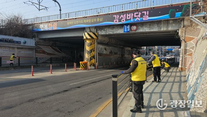 묵호역 굴다리, 어르신 손길로 새 단장