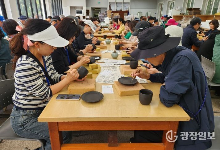 작년 제53회 청자축제장에서 청자빚기 체험중인 관광객들의 모습